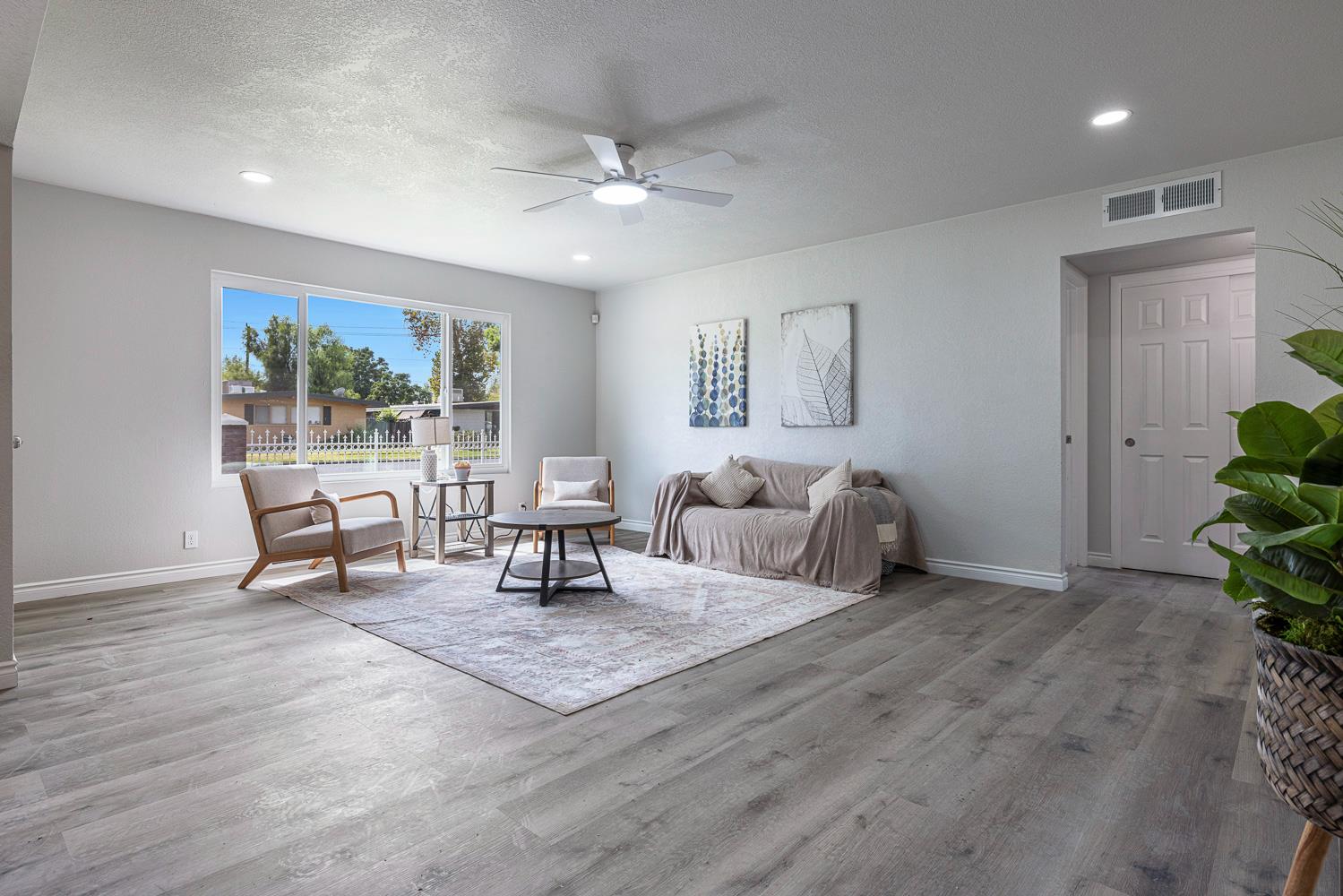 2325 E Hampton Way, Fresno, CA 93726