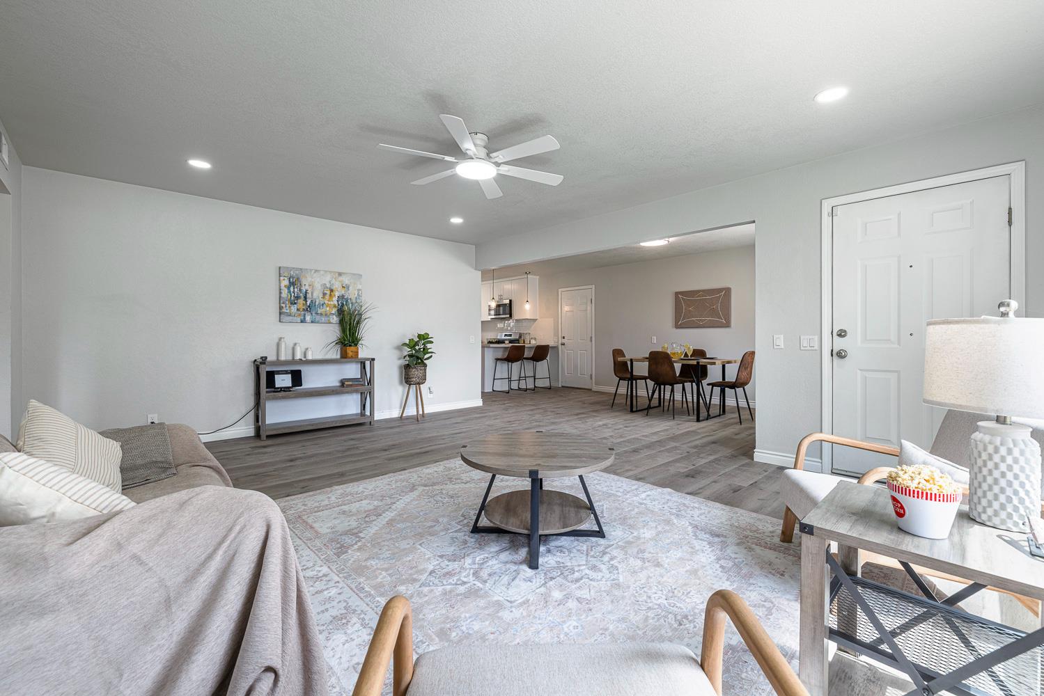 2325 E Hampton Way, Fresno, CA 93726