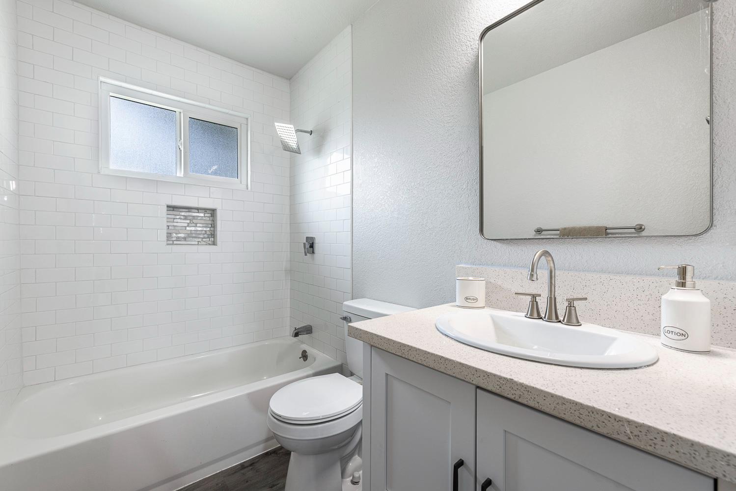 2325 E Hampton Way, Fresno, CA 93726