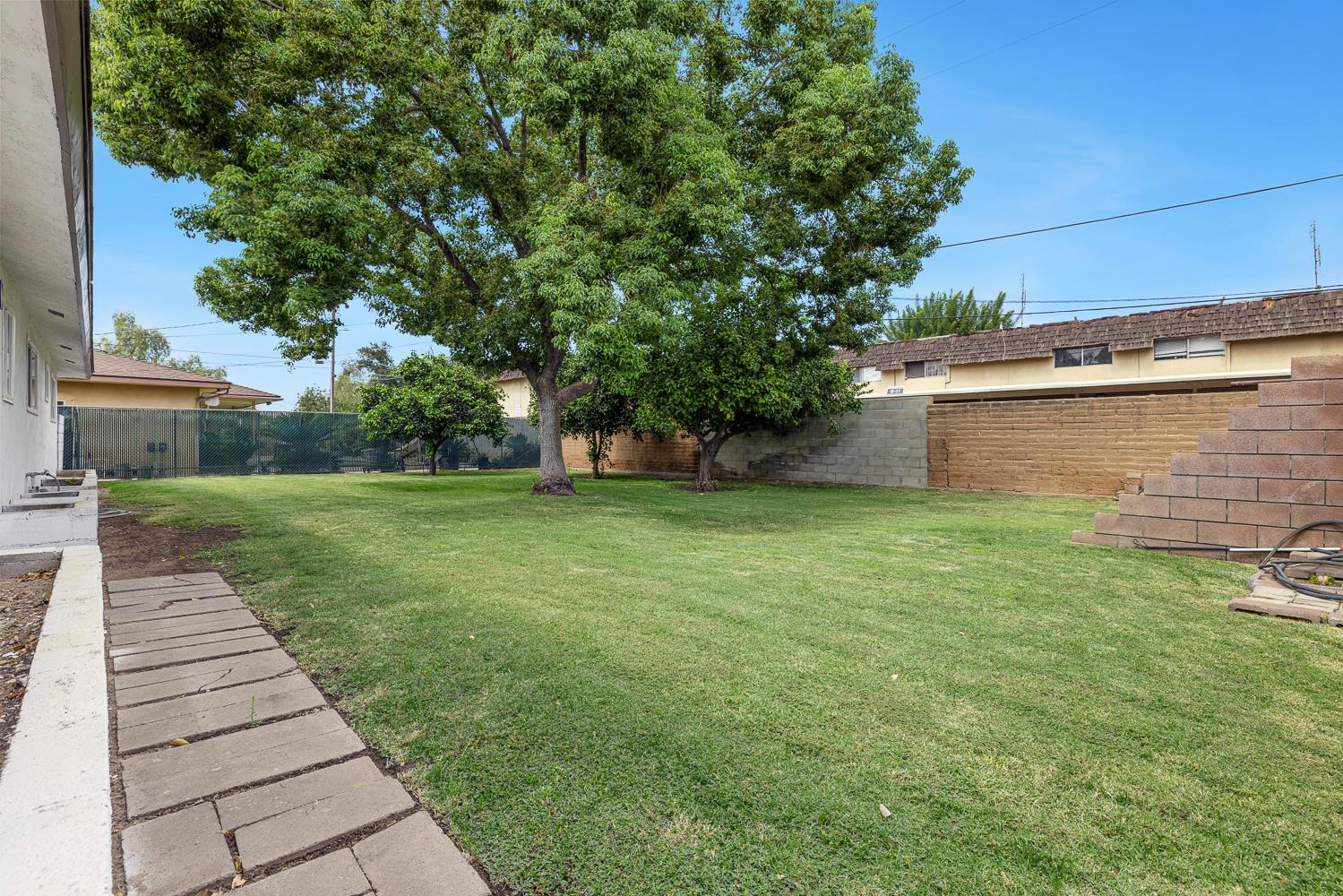 2325 E Hampton Way, Fresno, CA 93726