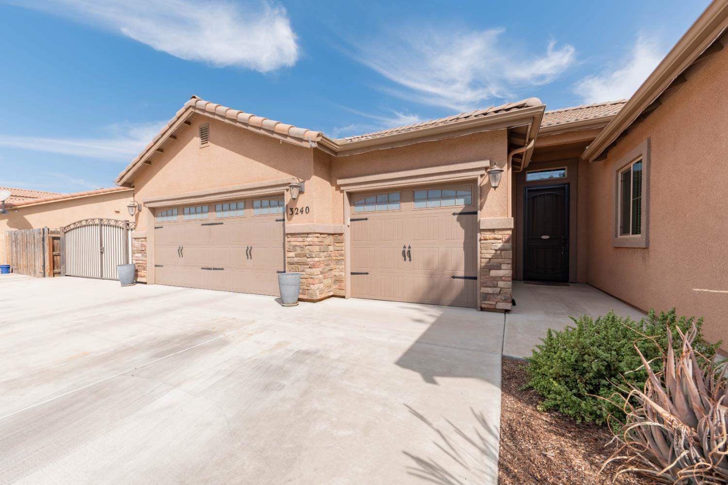3240 W Lark Ave, Visalia, CA 93291