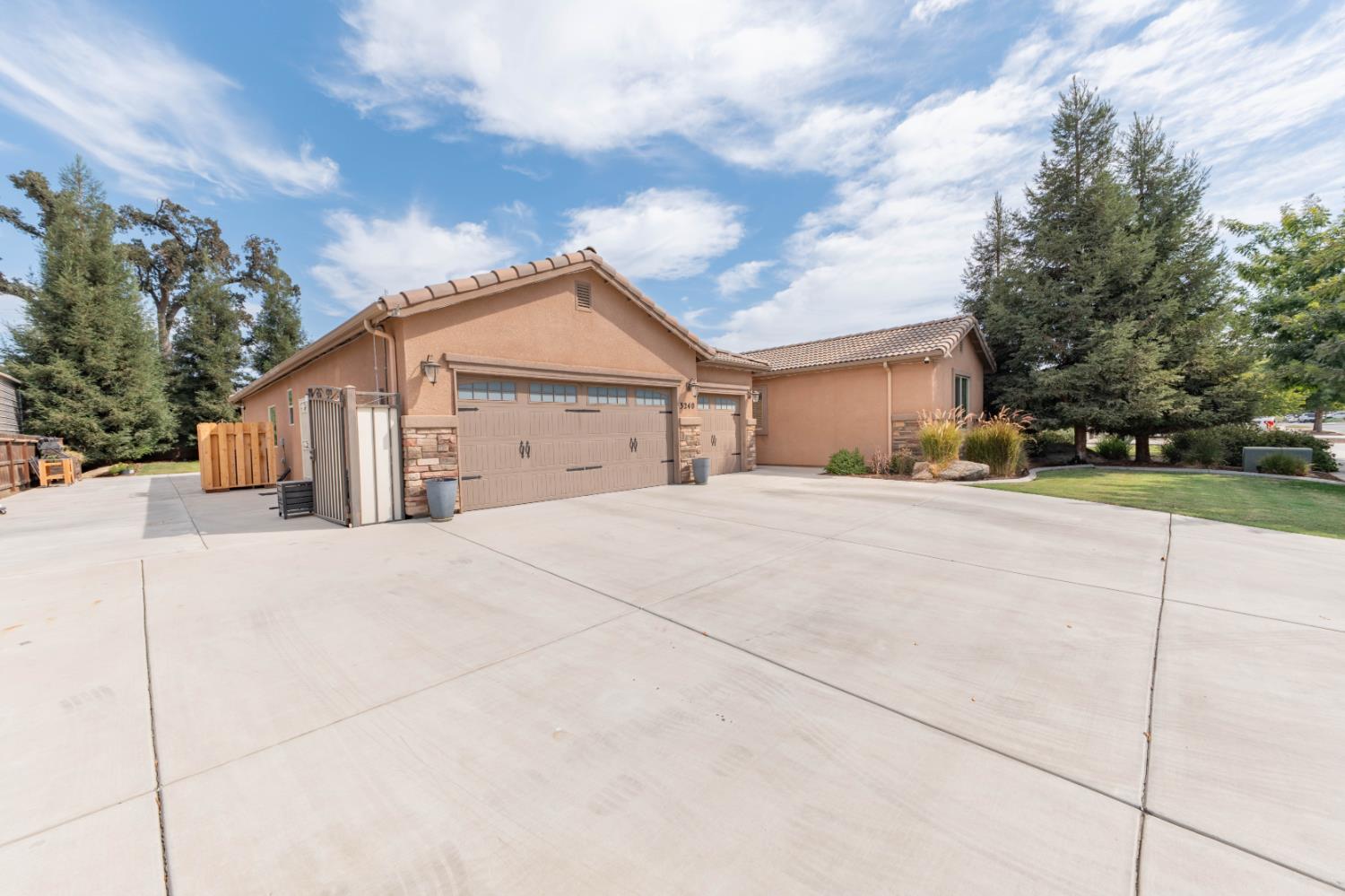 3240 W Lark Ave, Visalia, CA 93291
