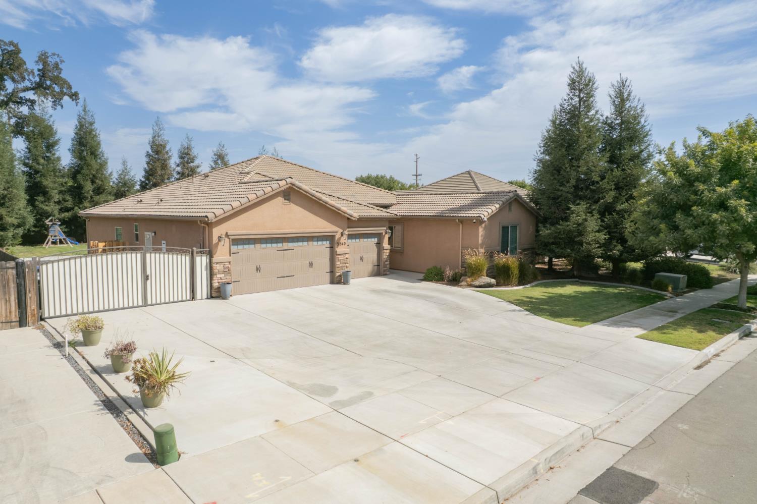 3240 W Lark Ave, Visalia, CA 93291