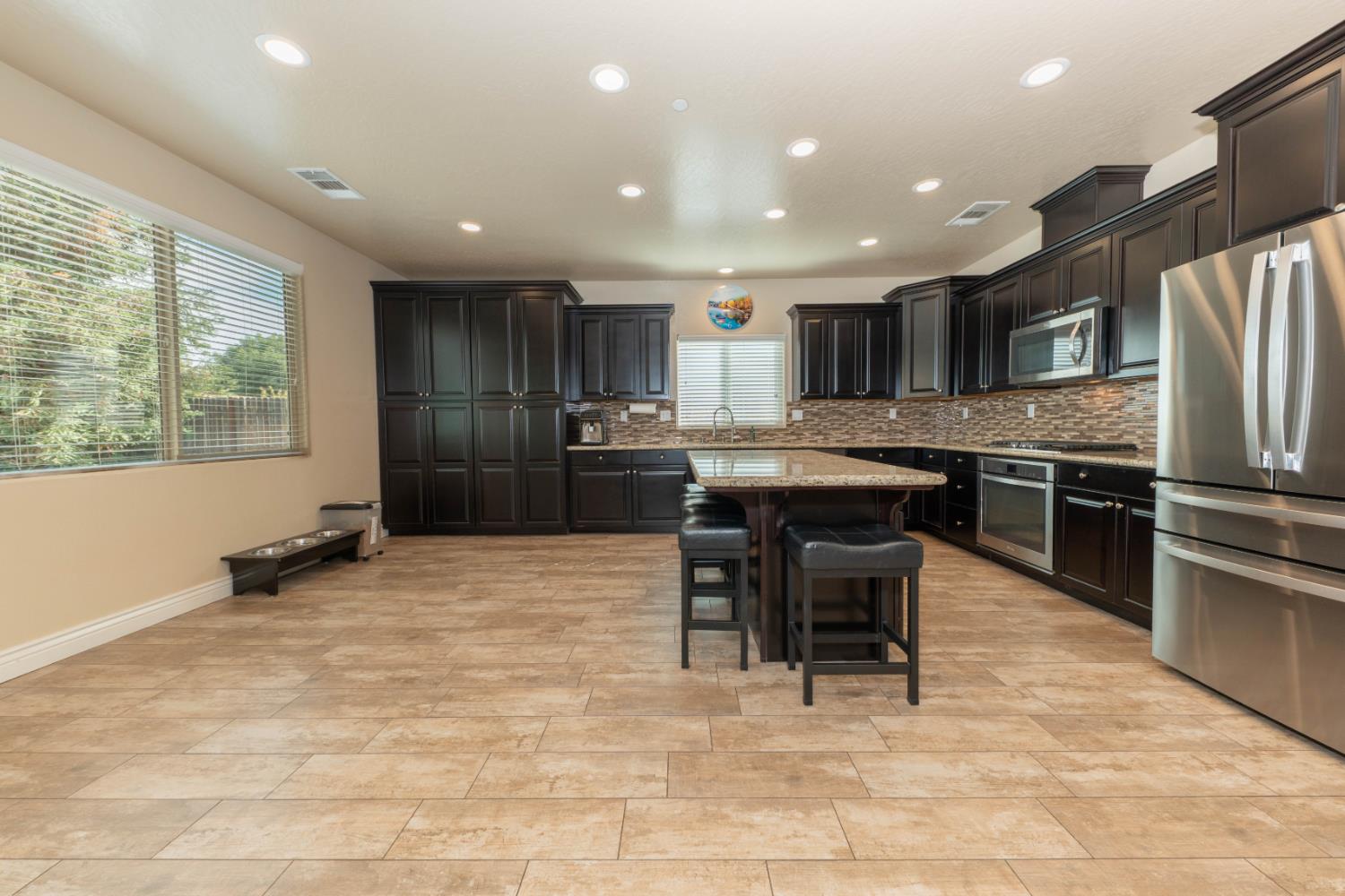 3240 W Lark Ave, Visalia, CA 93291