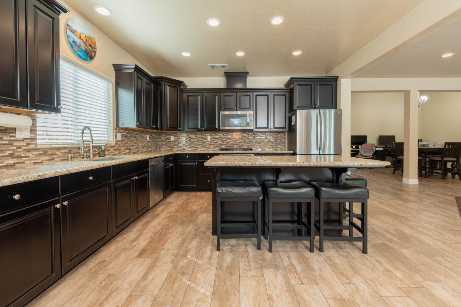 3240 W Lark Ave, Visalia, CA 93291