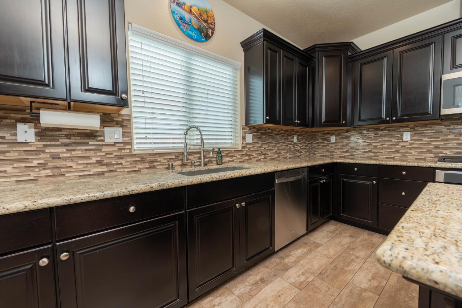 3240 W Lark Ave, Visalia, CA 93291