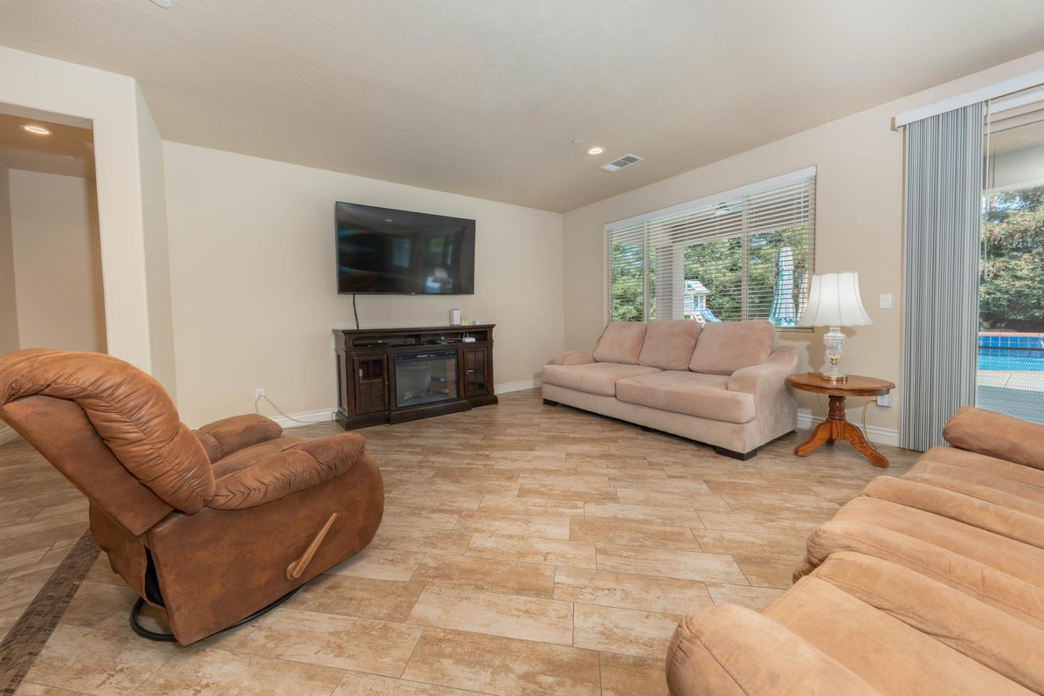 3240 W Lark Ave, Visalia, CA 93291
