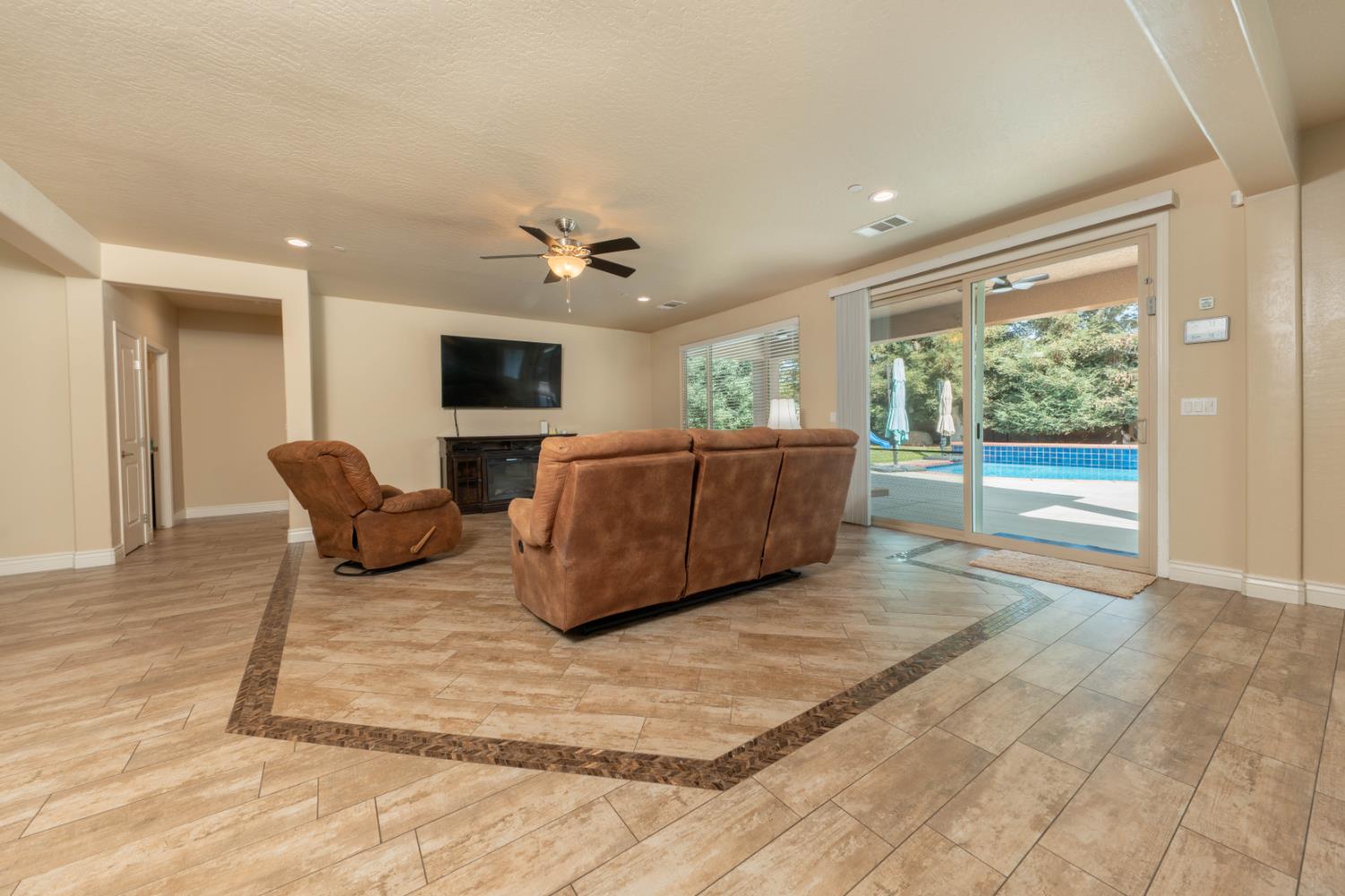 3240 W Lark Ave, Visalia, CA 93291
