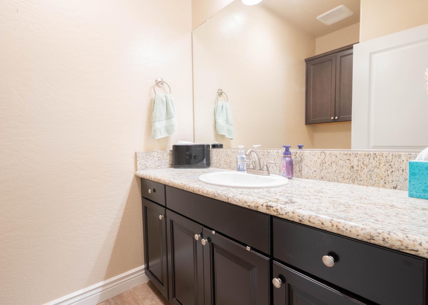 3240 W Lark Ave, Visalia, CA 93291