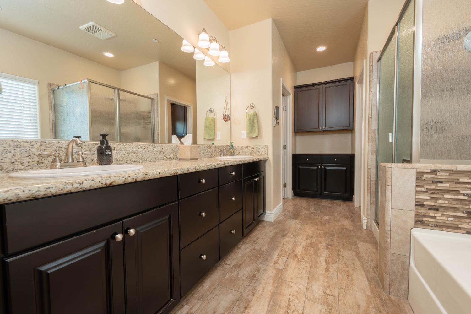 3240 W Lark Ave, Visalia, CA 93291