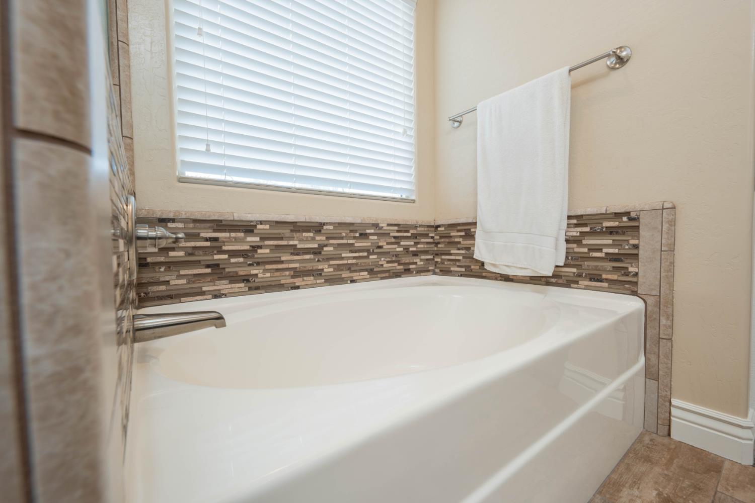 3240 W Lark Ave, Visalia, CA 93291