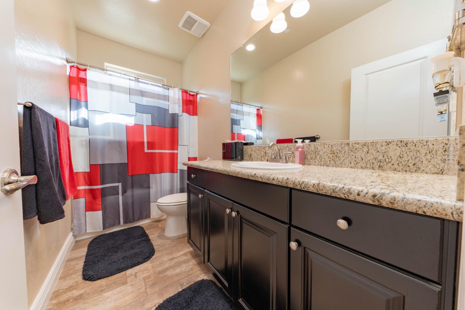 3240 W Lark Ave, Visalia, CA 93291