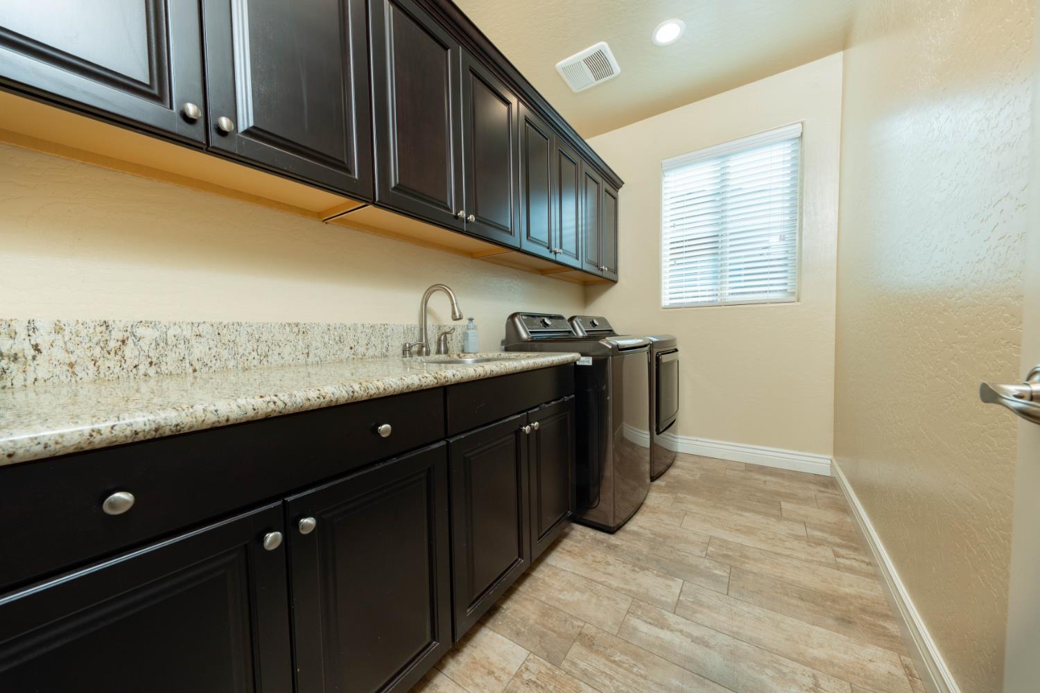 3240 W Lark Ave, Visalia, CA 93291