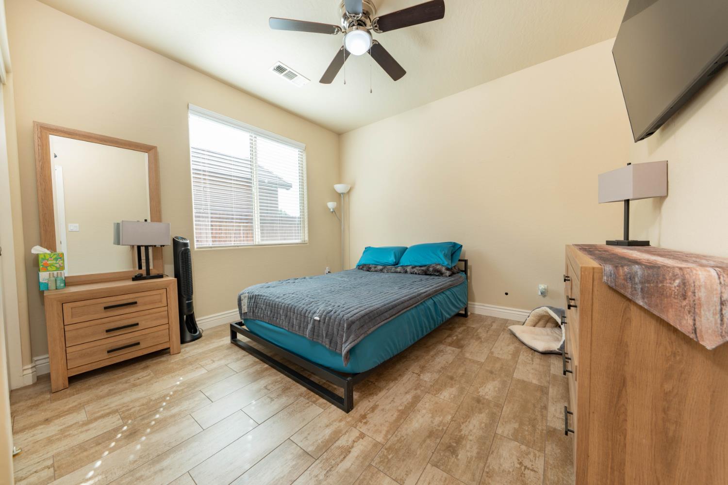 3240 W Lark Ave, Visalia, CA 93291