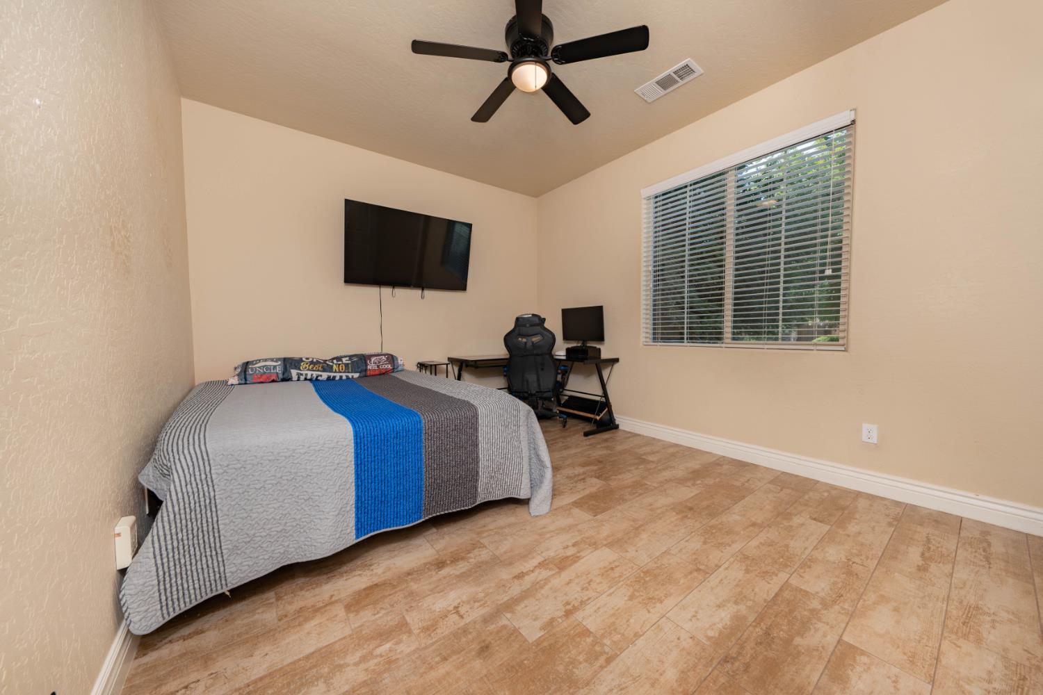 3240 W Lark Ave, Visalia, CA 93291