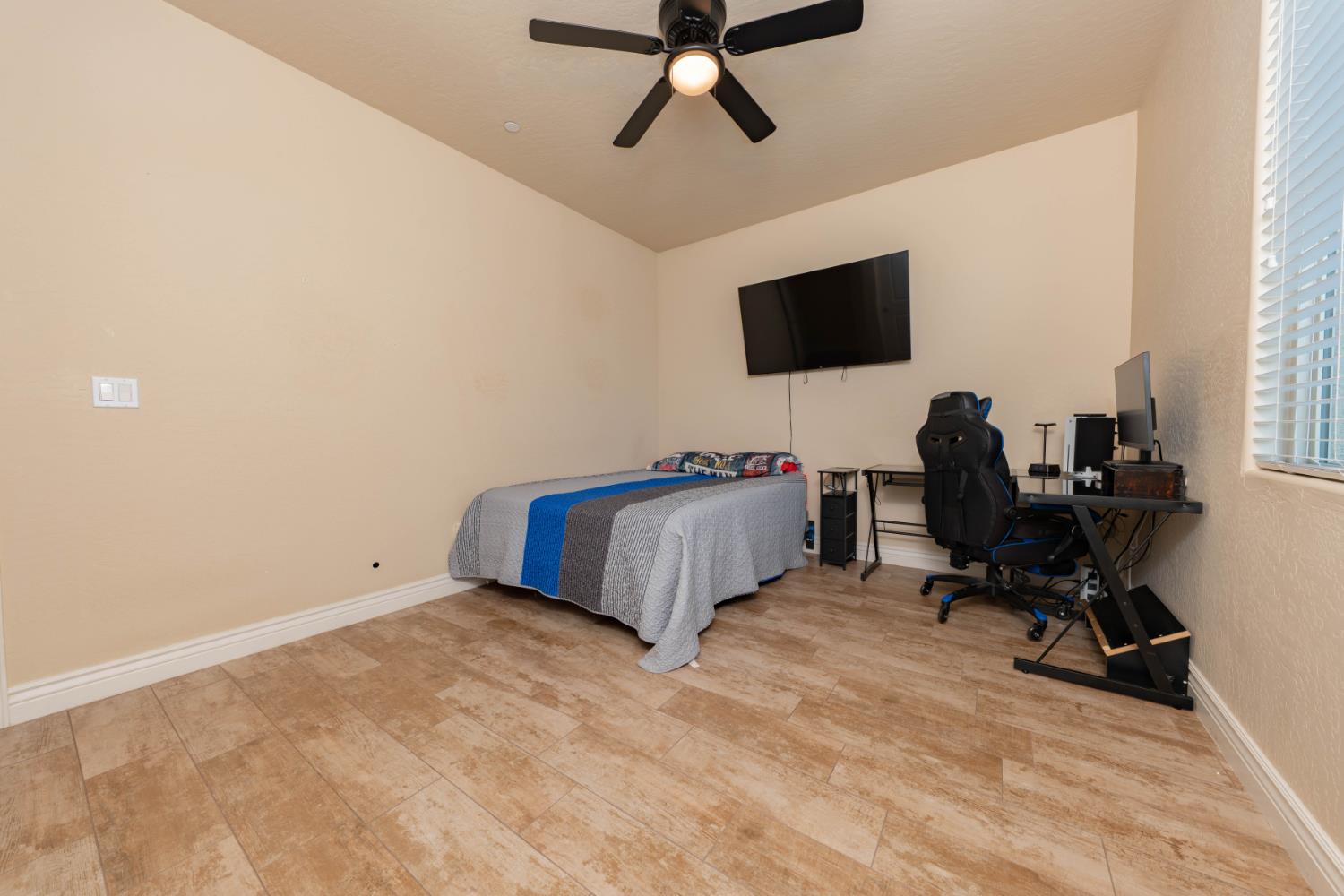 3240 W Lark Ave, Visalia, CA 93291