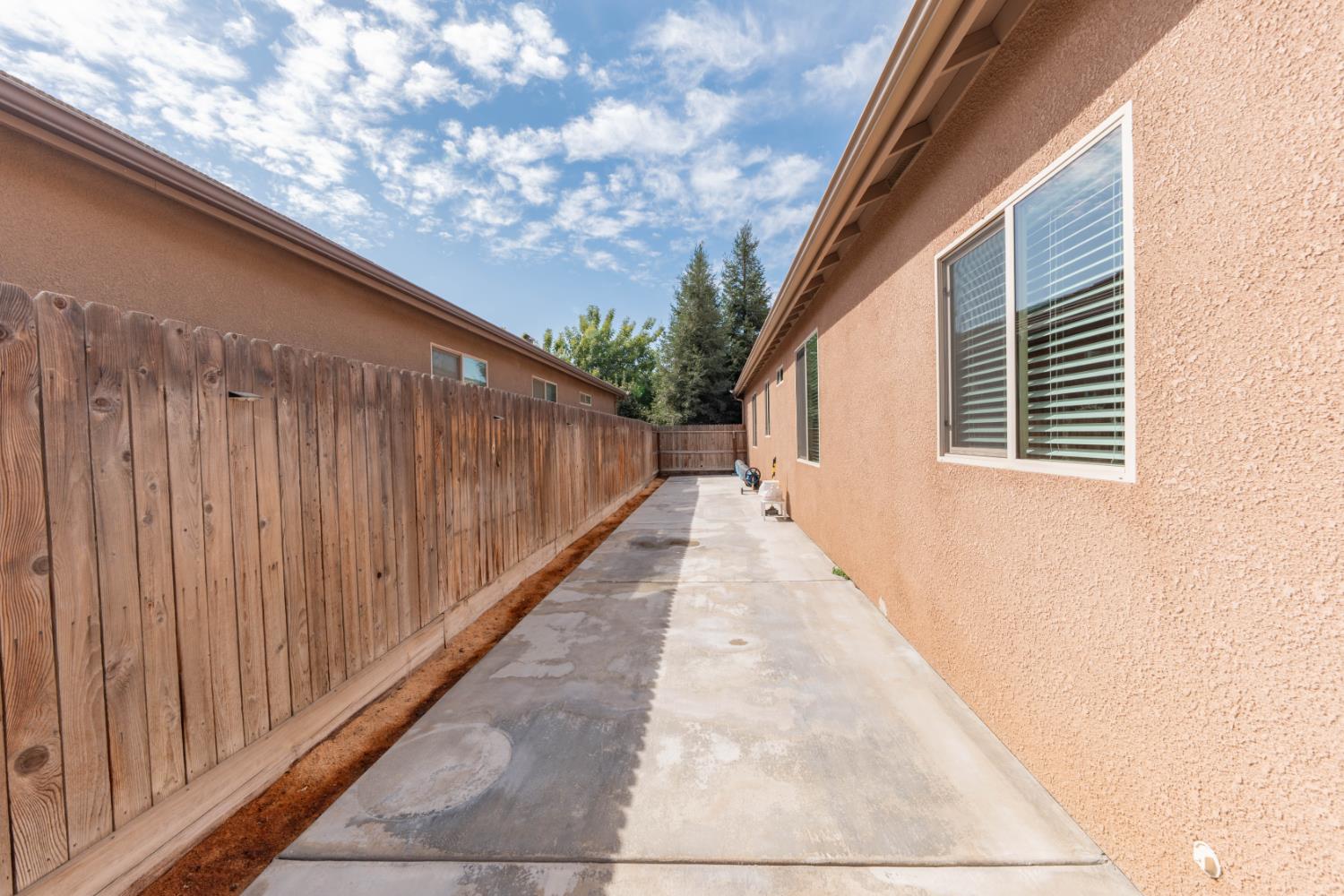 3240 W Lark Ave, Visalia, CA 93291
