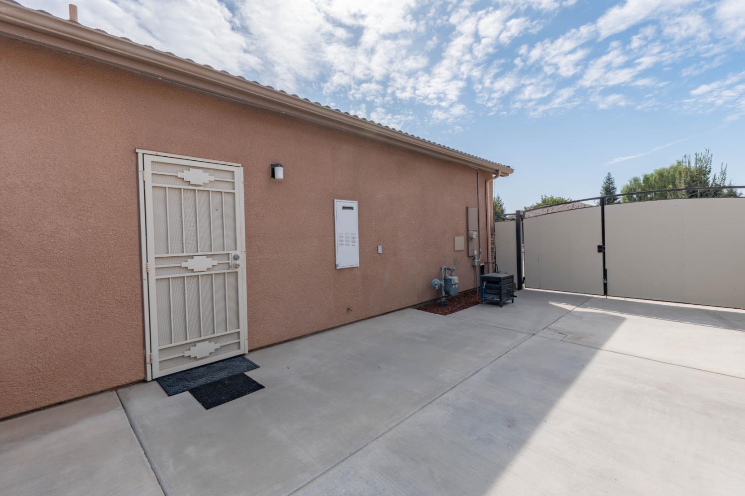 3240 W Lark Ave, Visalia, CA 93291