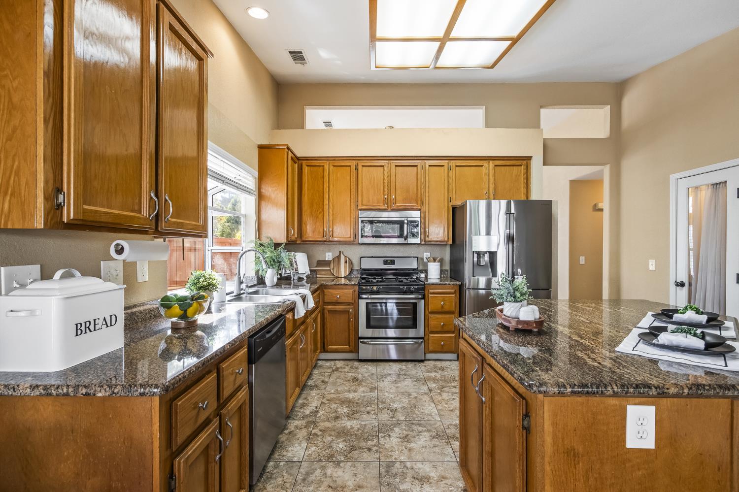 9904 River Oaks Dr, Stockton, CA 95209