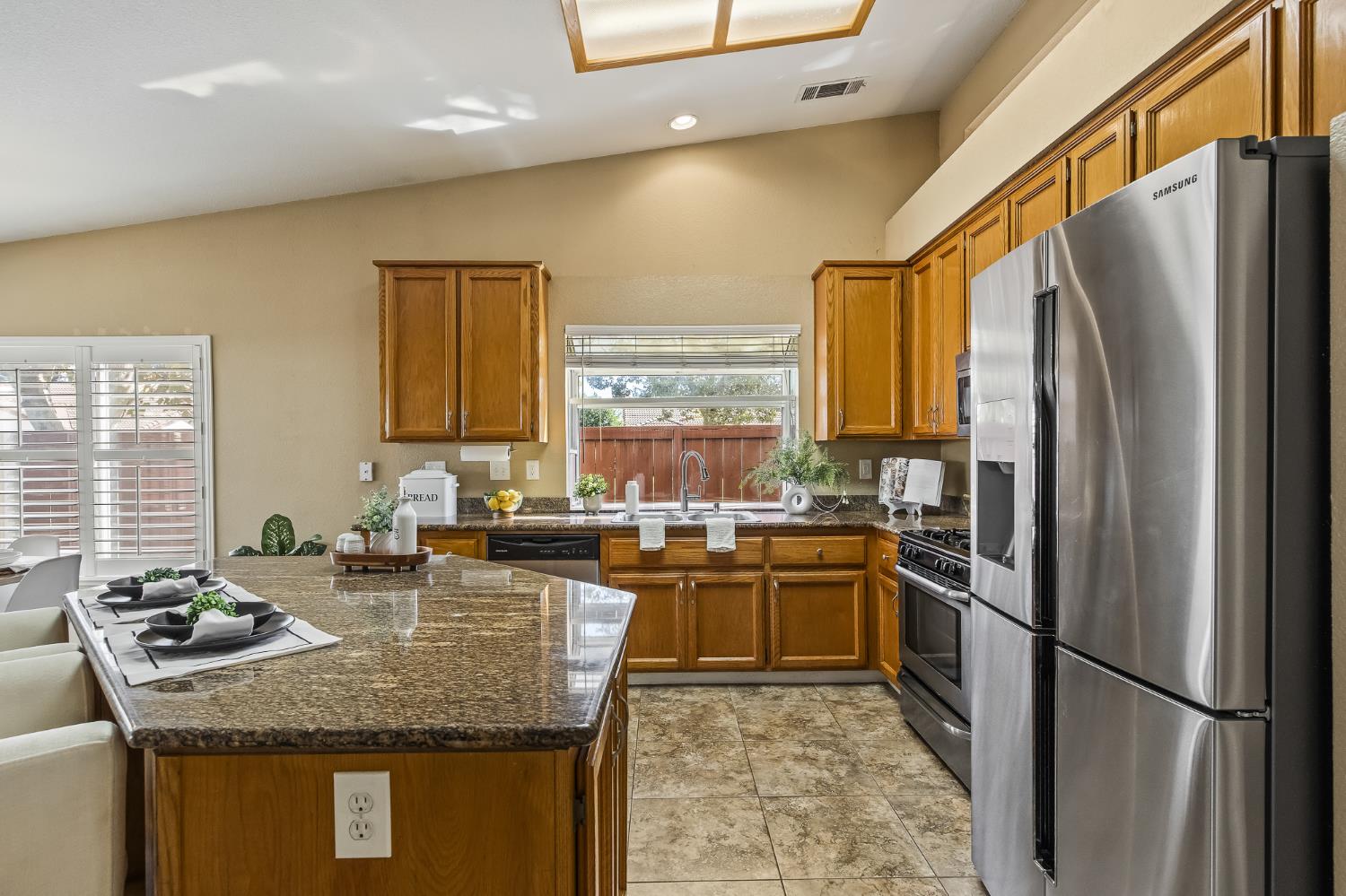 9904 River Oaks Dr, Stockton, CA 95209