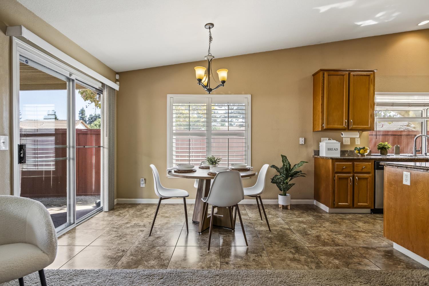9904 River Oaks Dr, Stockton, CA 95209