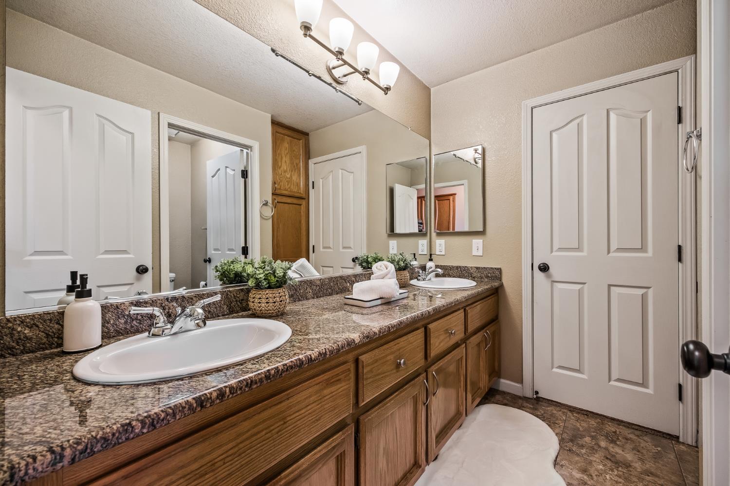 9904 River Oaks Dr, Stockton, CA 95209