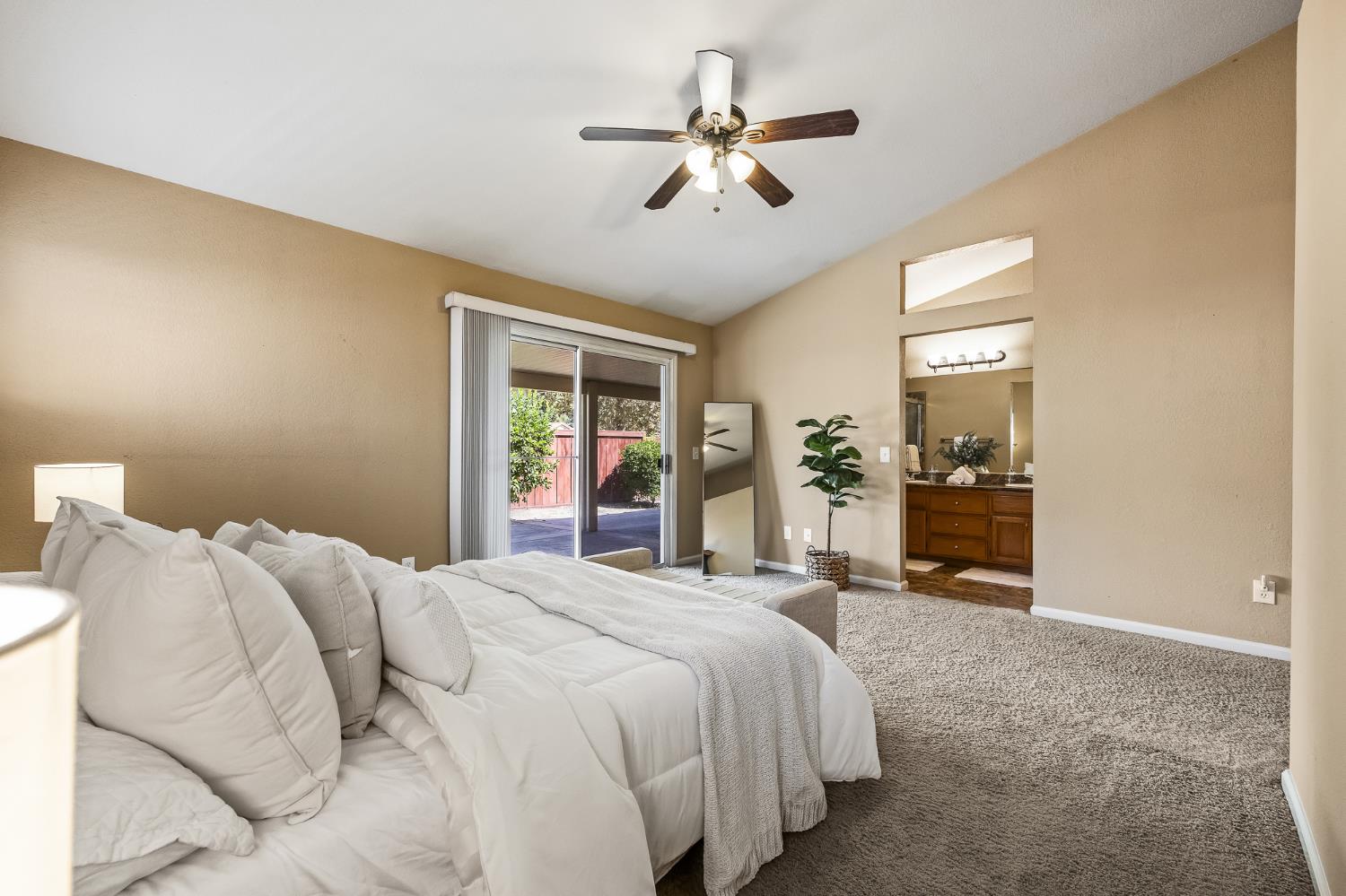 9904 River Oaks Dr, Stockton, CA 95209