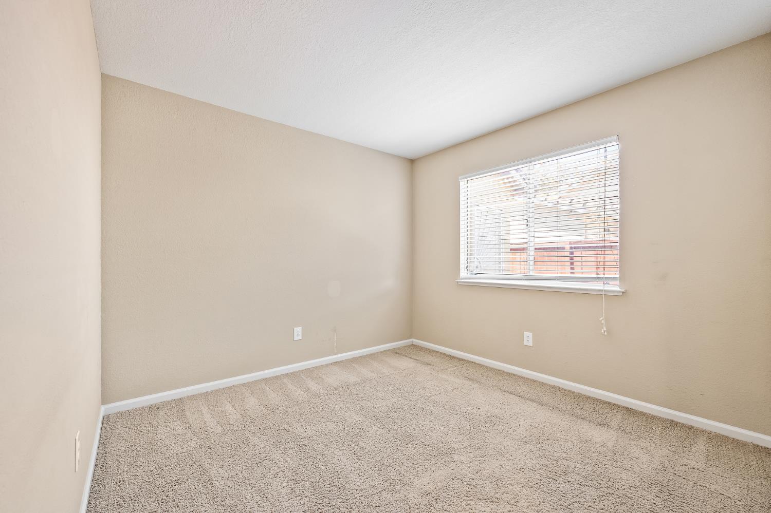 9904 River Oaks Dr, Stockton, CA 95209