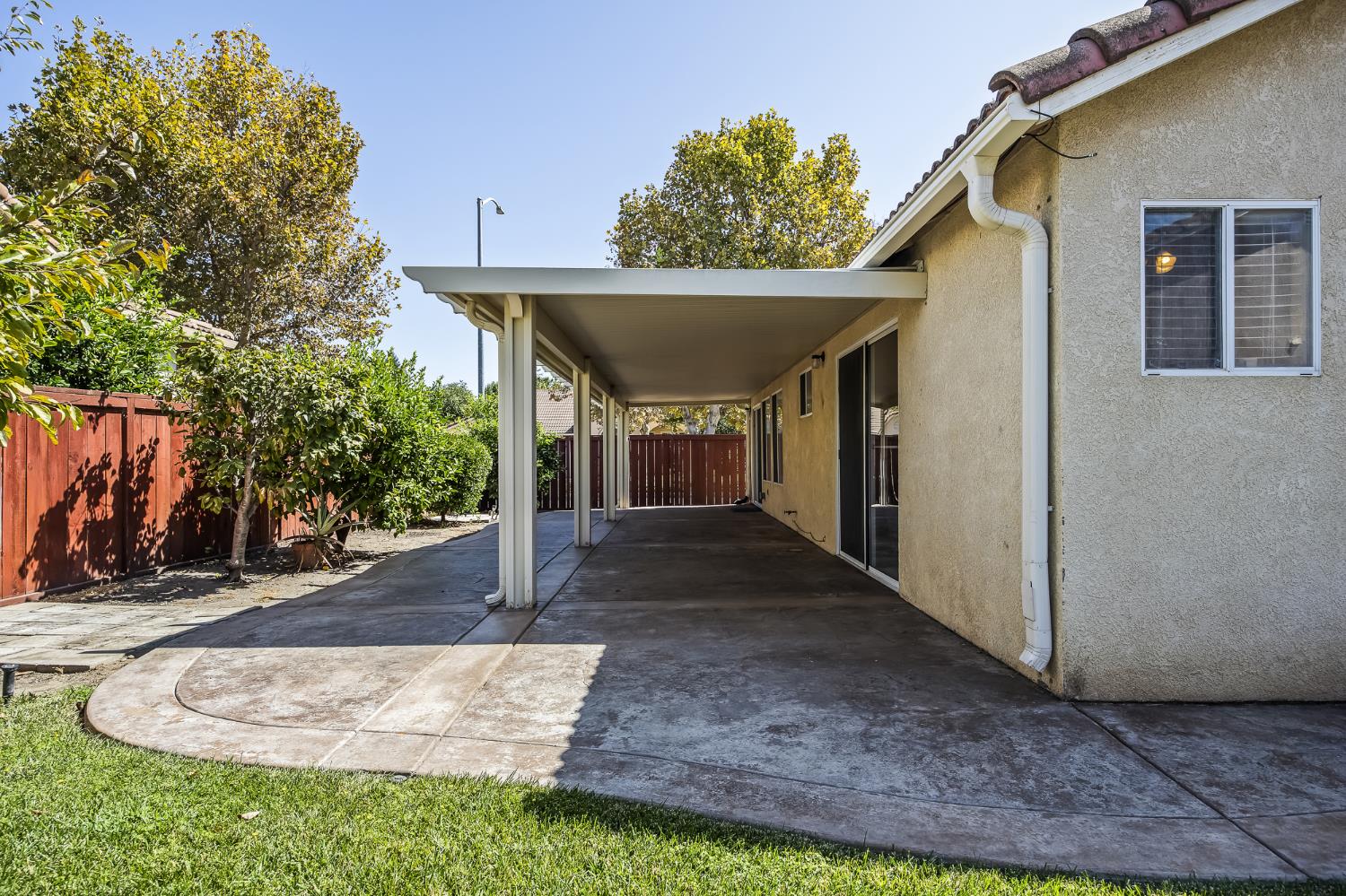 9904 River Oaks Dr, Stockton, CA 95209