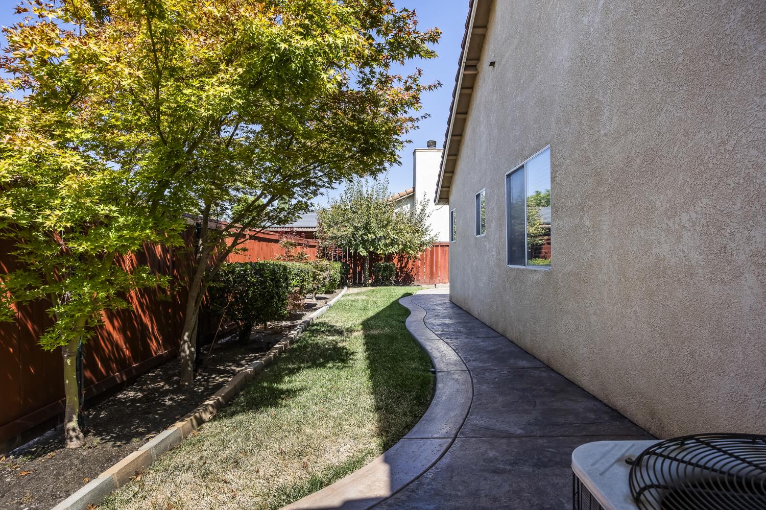 9904 River Oaks Dr, Stockton, CA 95209