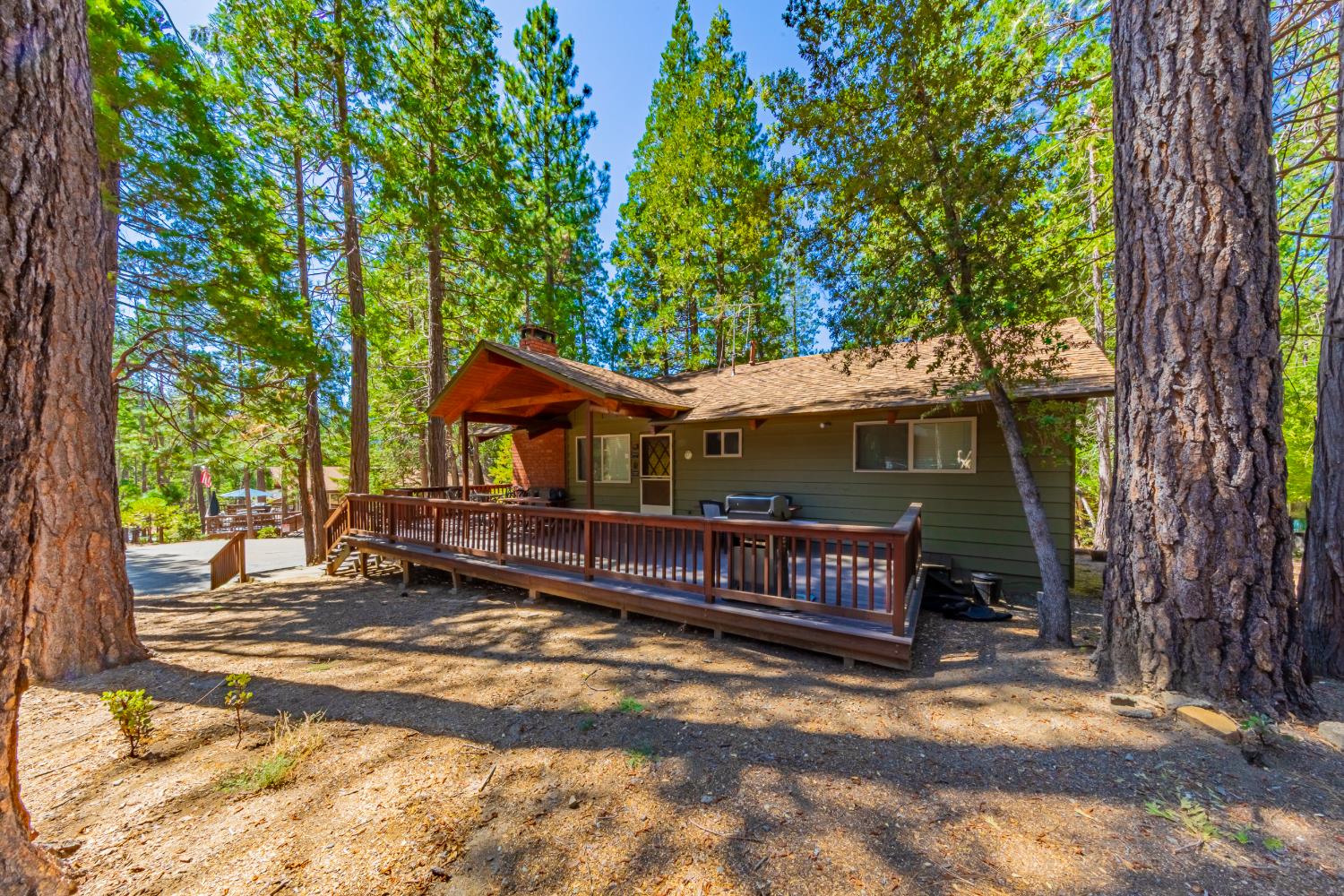 8005 Cedar Cir, Wawona, CA 95389