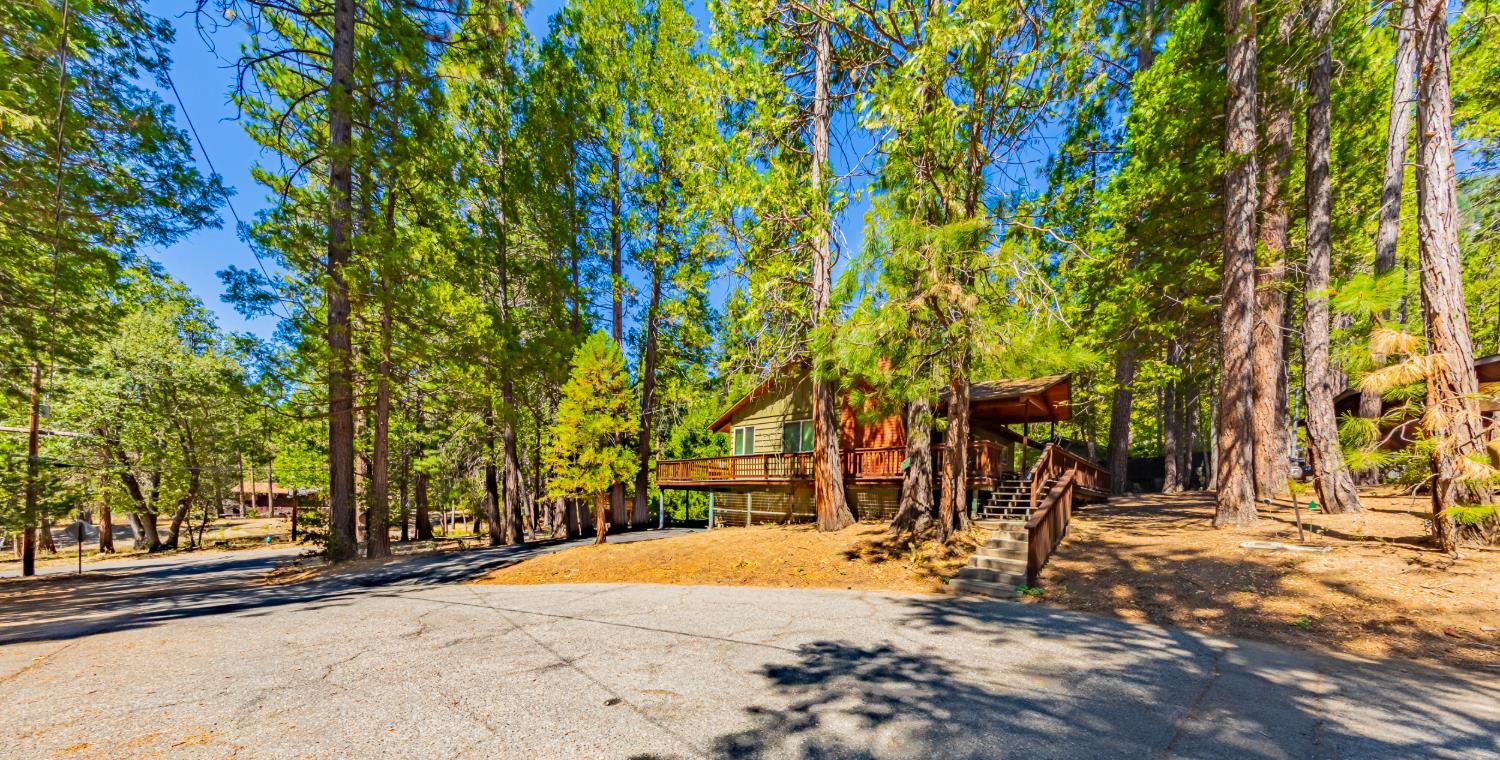8005 Cedar Cir, Wawona, CA 95389