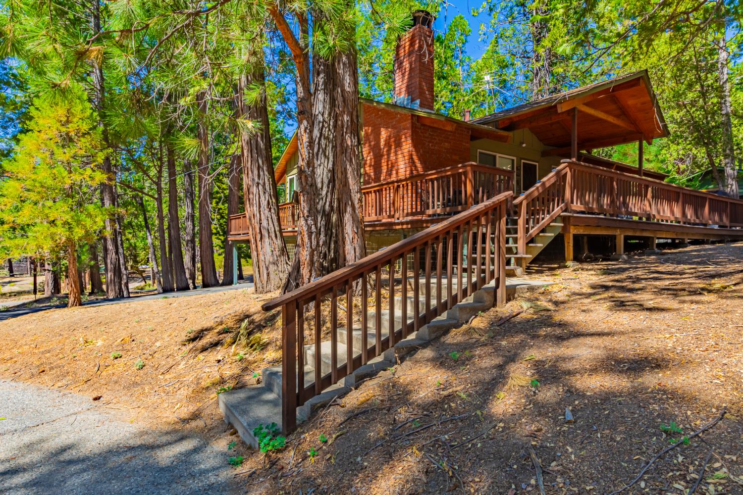 8005 Cedar Cir, Wawona, CA 95389