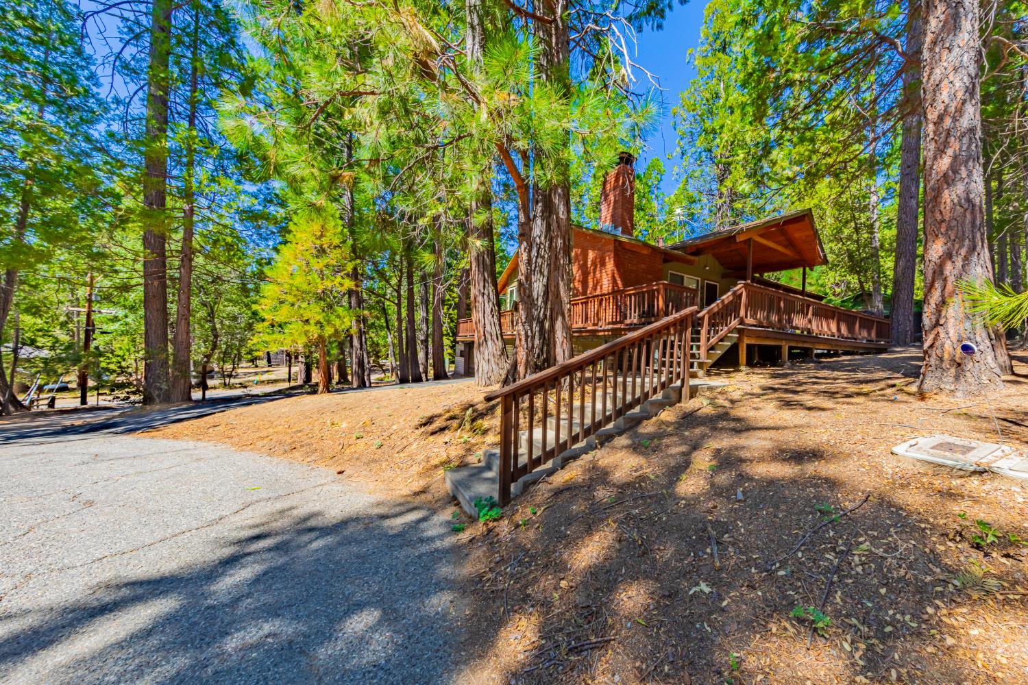 8005 Cedar Cir, Wawona, CA 95389