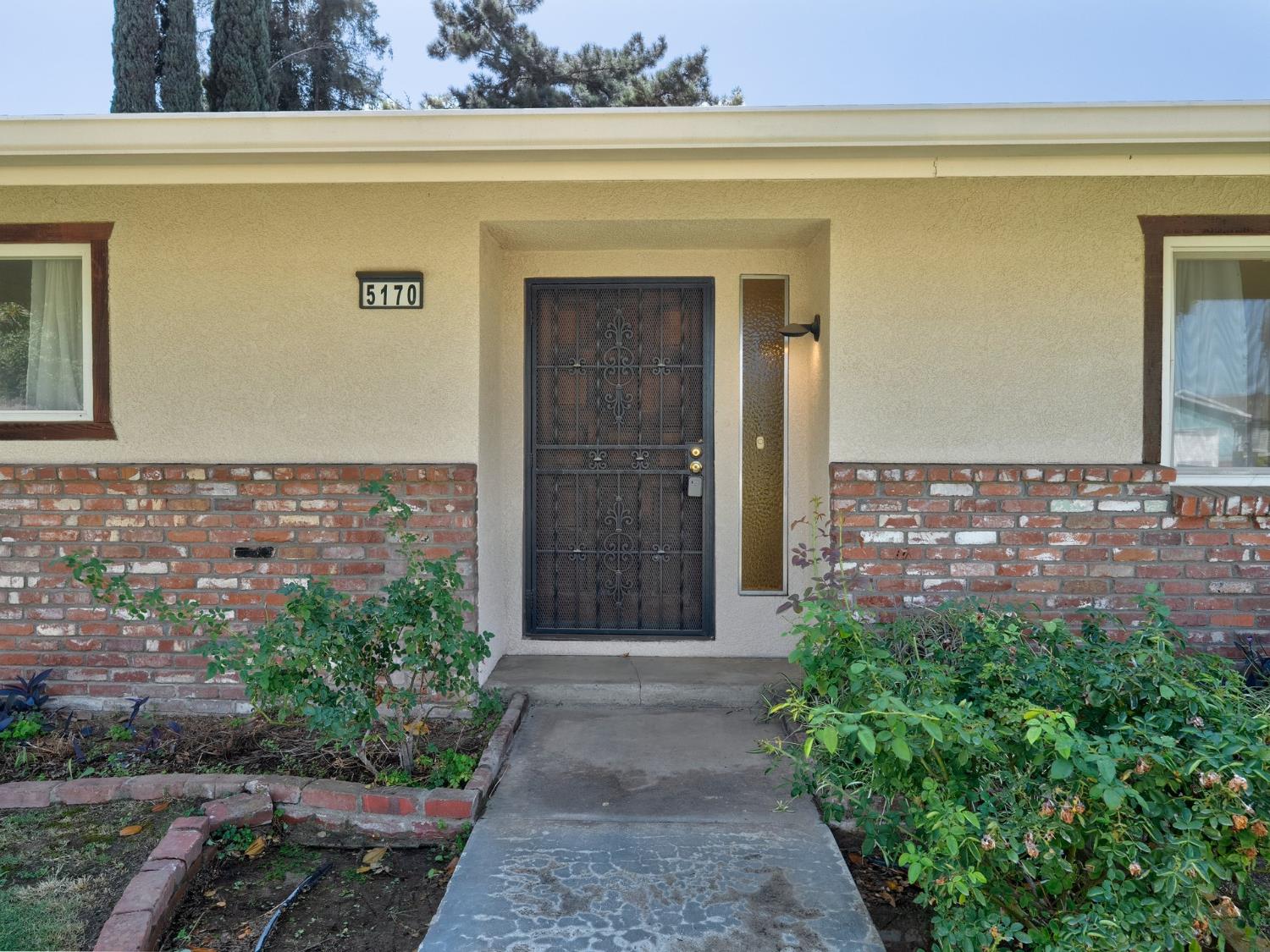 5170 E Huntington, Fresno, CA 93727