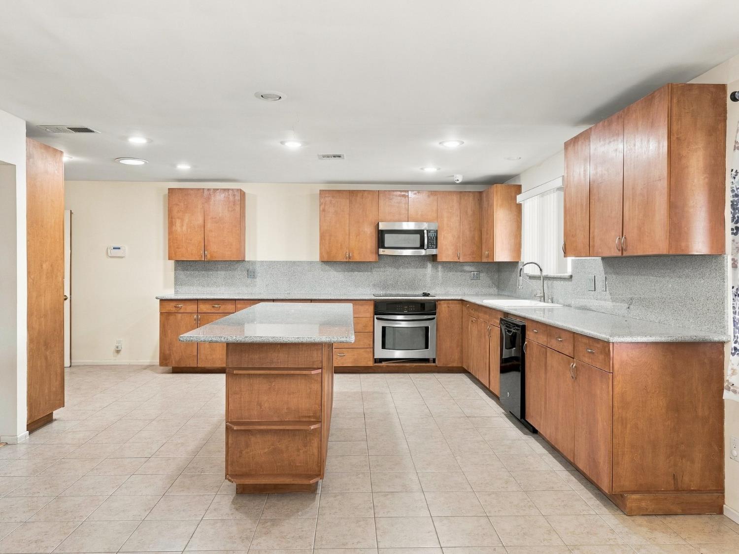 5170 E Huntington, Fresno, CA 93727