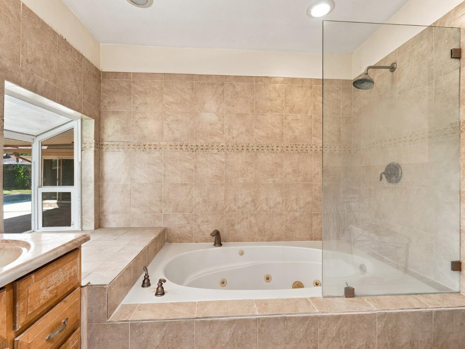 5170 E Huntington, Fresno, CA 93727