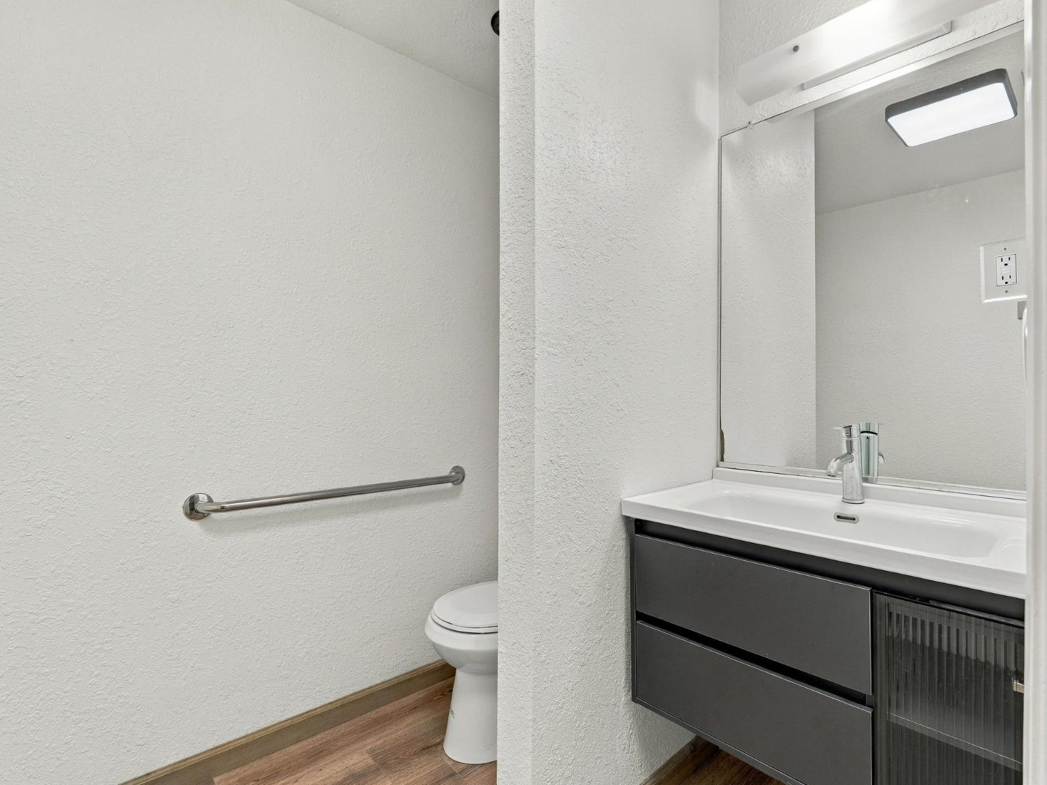 5170 E Huntington, Fresno, CA 93727