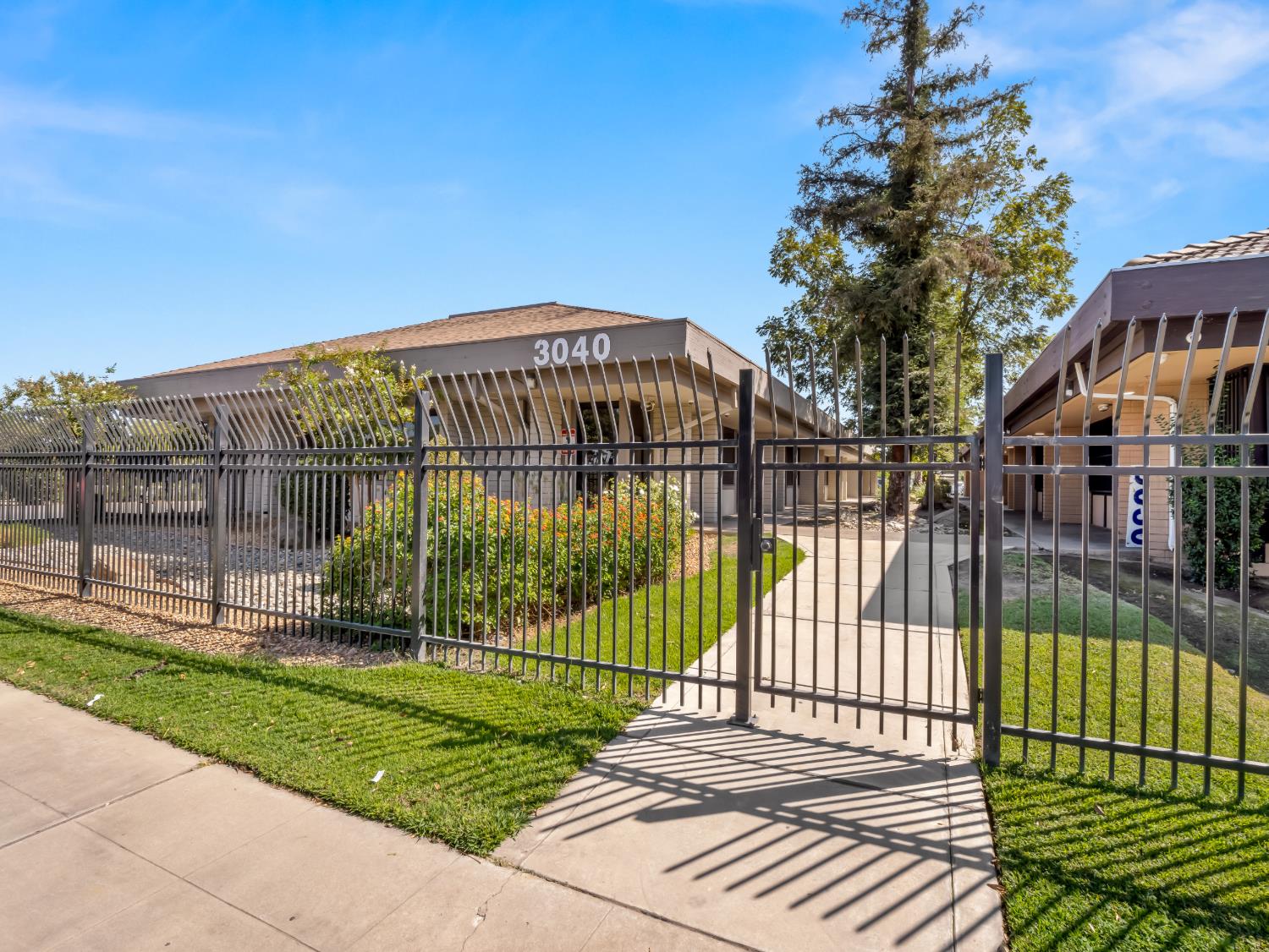 3040 N Fresno St, Fresno, CA 93703