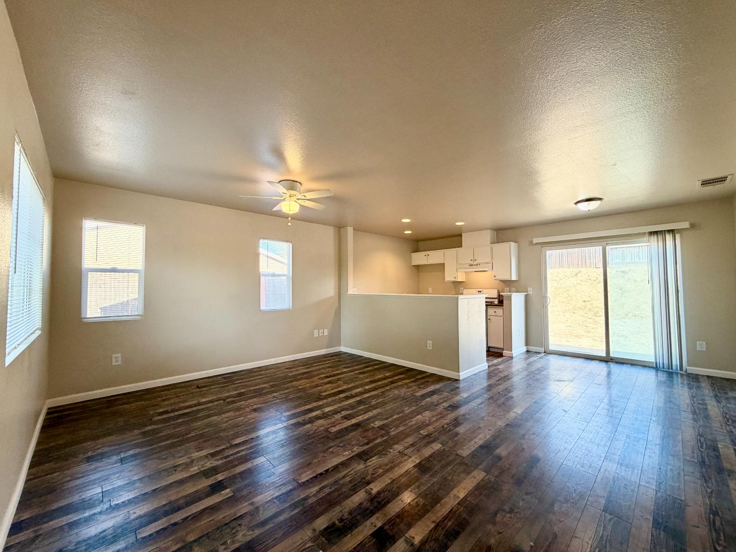 2412 Sycamore St, Selma, CA 93662