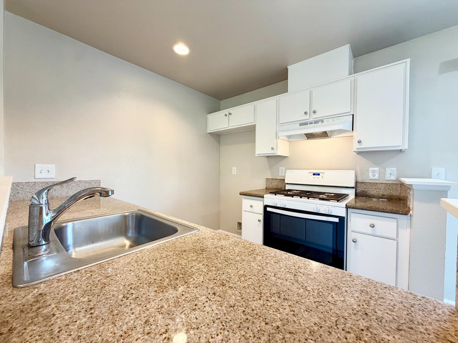 2412 Sycamore St, Selma, CA 93662