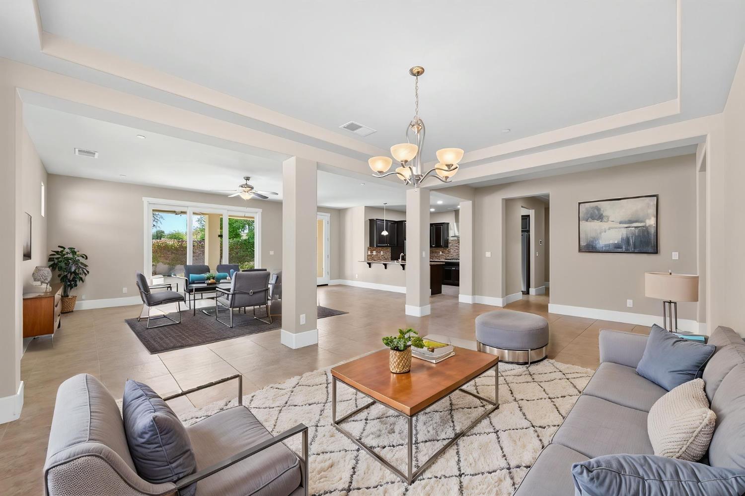 1639 N Piccadilly Ln, Clovis, CA 93619