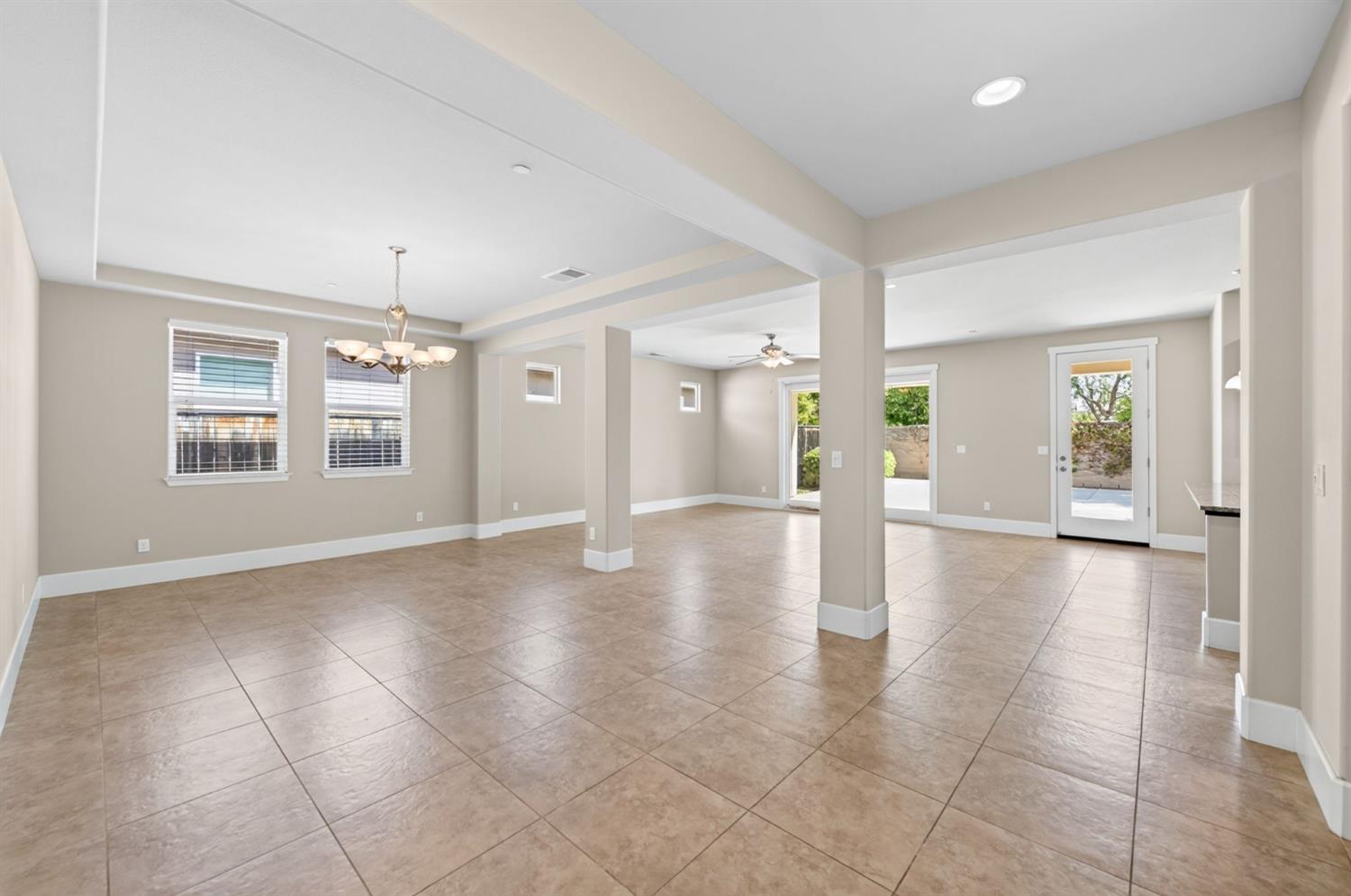 1639 N Piccadilly Ln, Clovis, CA 93619