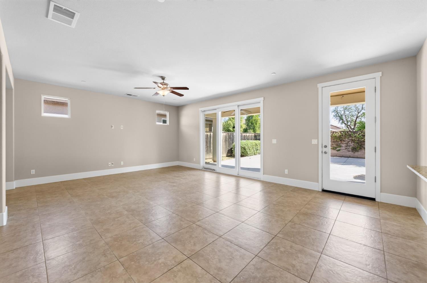 1639 N Piccadilly Ln, Clovis, CA 93619
