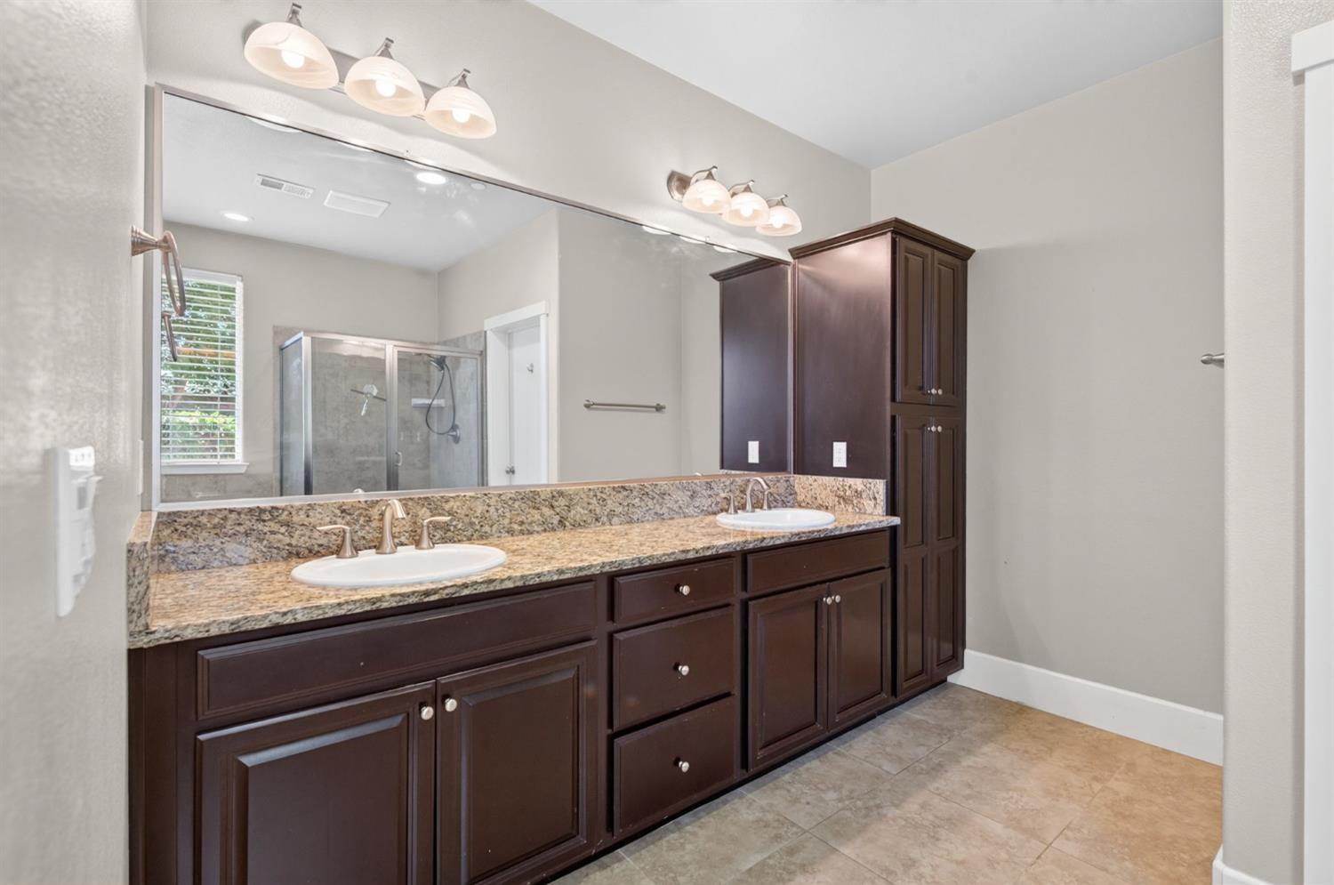 1639 N Piccadilly Ln, Clovis, CA 93619