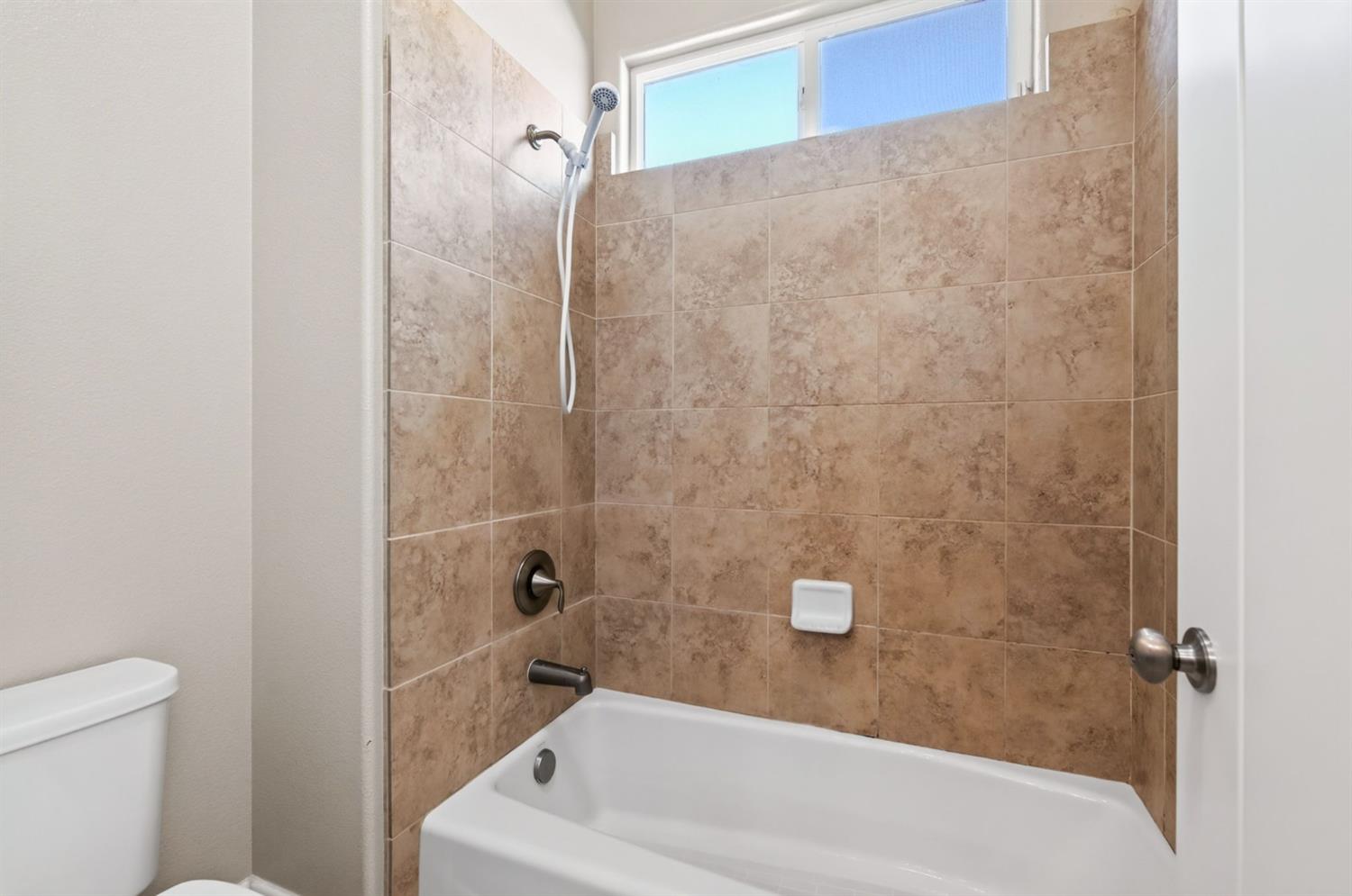 1639 N Piccadilly Ln, Clovis, CA 93619