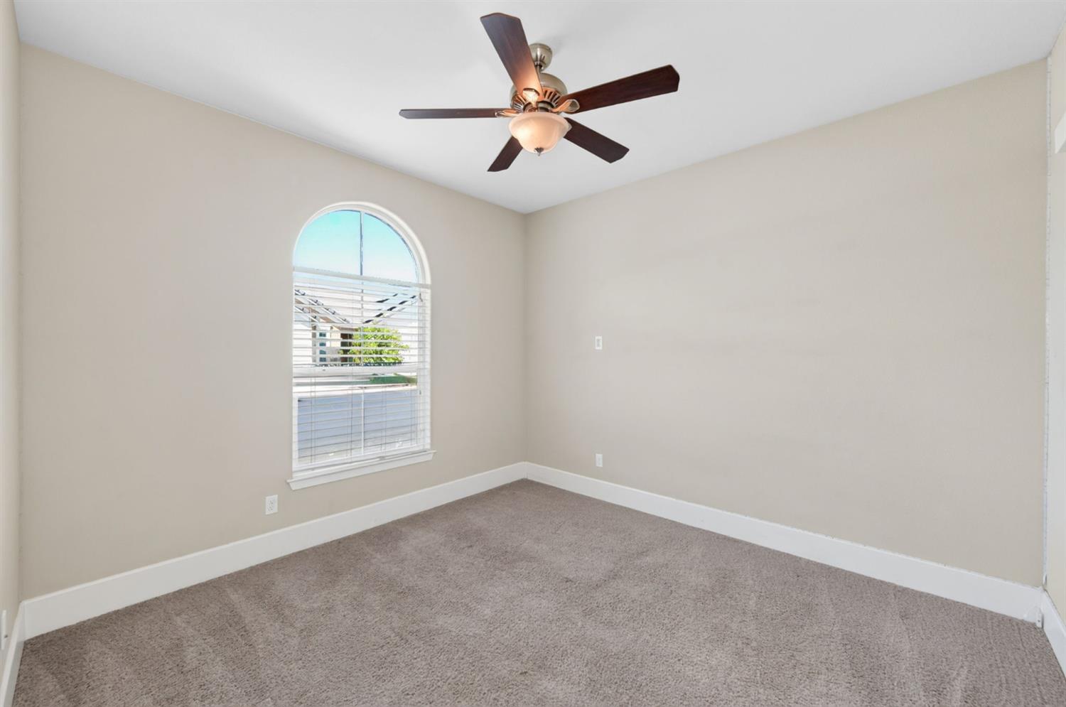 1639 N Piccadilly Ln, Clovis, CA 93619