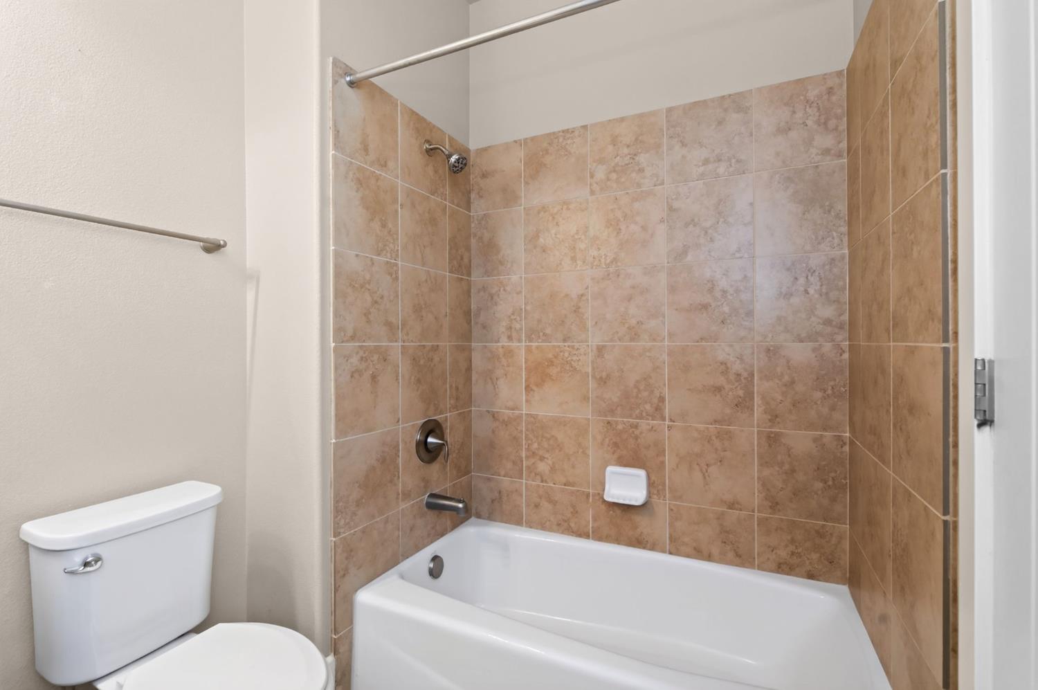 1639 N Piccadilly Ln, Clovis, CA 93619