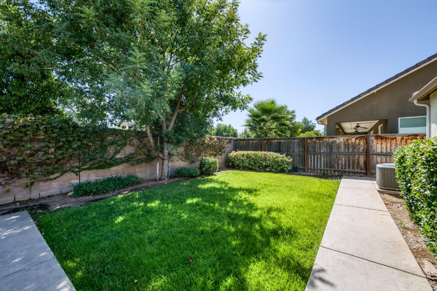 1639 N Piccadilly Ln, Clovis, CA 93619