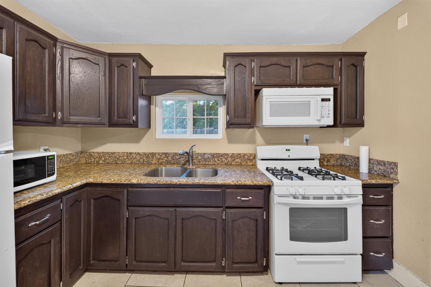 4531 E Illinois Ave, Fresno, CA 93702